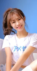 日系女生裸妆图片，笑容甜美，穿着白色T恤的马尾辫日系裸妆女生清新室内写真