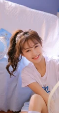 日系女生裸妆图片，笑容甜美，穿着白色T恤的马尾辫日系裸妆女生清新室内写真