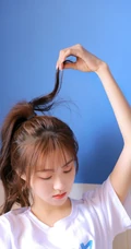 日系女生裸妆图片，笑容甜美，穿着白色T恤的马尾辫日系裸妆女生清新室内写真