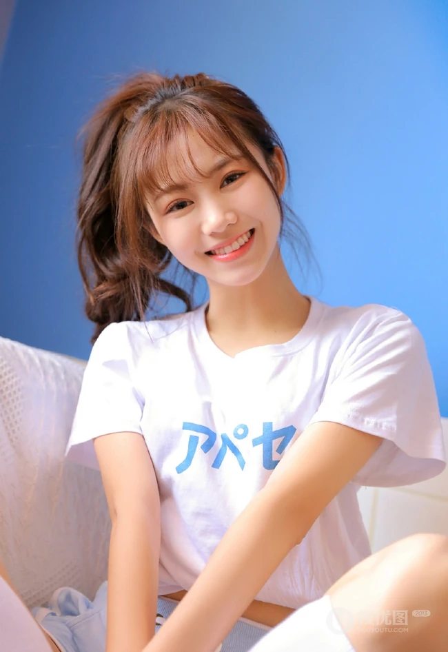 日系女生裸妆图片，笑容甜美，穿着白色T恤的马尾辫日系裸妆女生清新室内写真