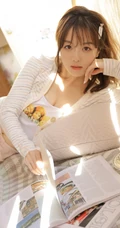 温暖的阳光室内，可爱粉色小短裤居家女生看书，整理好看写真图片