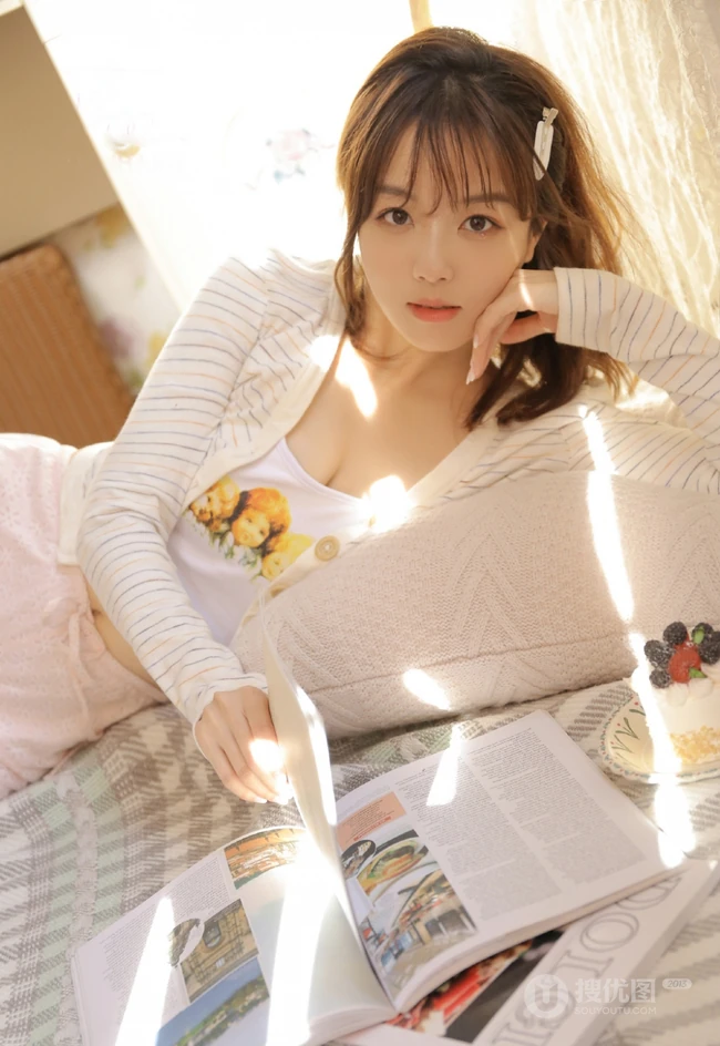 温暖的阳光室内，可爱粉色小短裤居家女生看书，整理好看写真图片