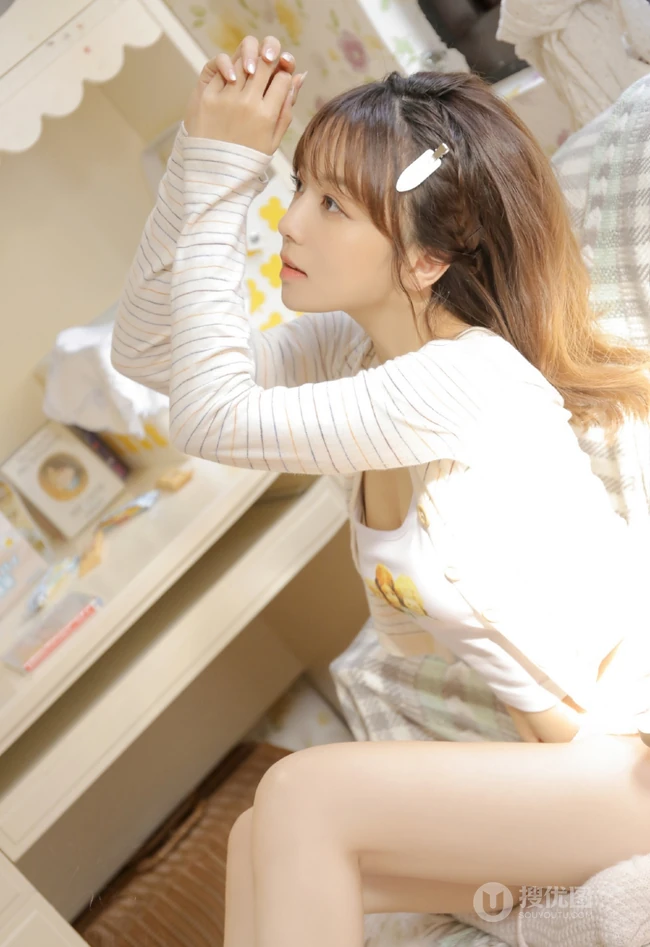 温暖的阳光室内，可爱粉色小短裤居家女生看书，整理好看写真图片