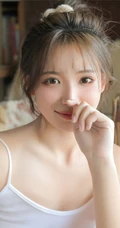 超好看丸子头发型女生小肩带背心加条纹短裤居家可爱娇俏女生图片