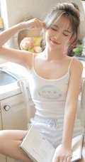 超好看丸子头发型女生小肩带背心加条纹短裤居家可爱娇俏女生图片