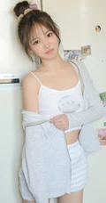 超好看丸子头发型女生小肩带背心加条纹短裤居家可爱娇俏女生图片