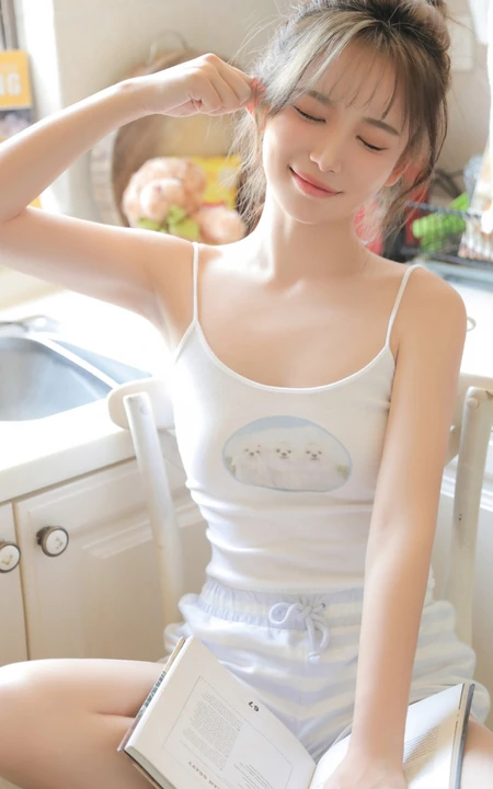 超好看丸子头发型女生小肩带背心加条纹短裤居家可爱娇俏女生图片