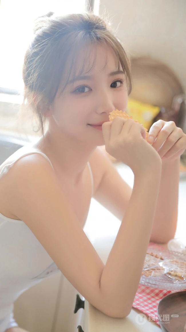 超好看丸子头发型女生小肩带背心加条纹短裤居家可爱娇俏女生图片