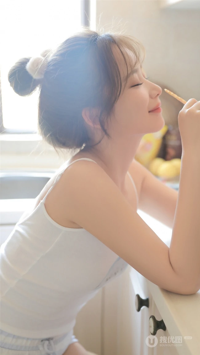 超好看丸子头发型女生小肩带背心加条纹短裤居家可爱娇俏女生图片