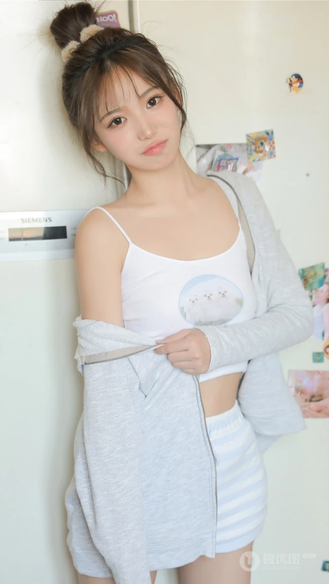 超好看丸子头发型女生小肩带背心加条纹短裤居家可爱娇俏女生图片