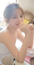 超好看丸子头发型女生小肩带背心加条纹短裤居家可爱娇俏女生图片