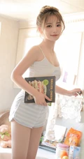 超好看丸子头发型女生小肩带背心加条纹短裤居家可爱娇俏女生图片