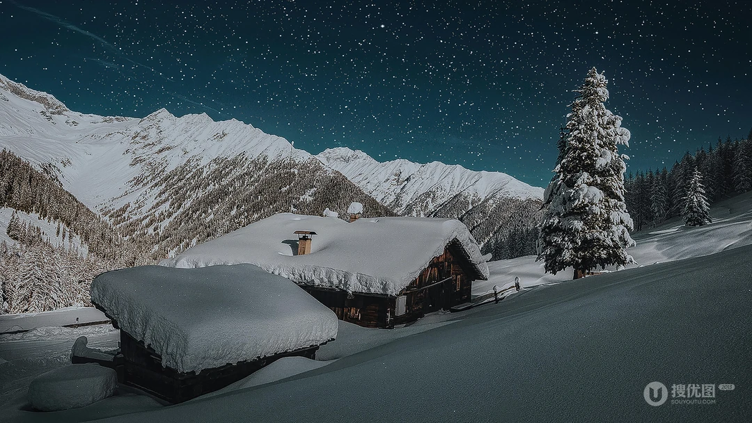 夜晚，雪山上迷人的星空，被雪覆盖的小屋唯美寂静壁纸图片