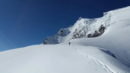 高海拔雪山上的登山者，长长的脚印，雪山桌面壁纸图片