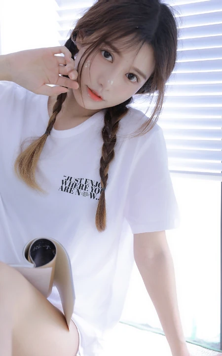 梳着可爱双马尾辫发型的白色T恤少女手拿草莓奶油蛋糕生日写真套图