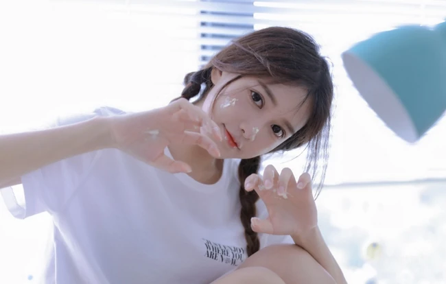 梳着可爱双马尾辫发型的白色T恤少女手拿草莓奶油蛋糕生日写真套图