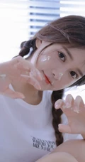 梳着可爱双马尾辫发型的白色T恤少女手拿草莓奶油蛋糕生日写真套图