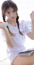 梳着可爱双马尾辫发型的白色T恤少女手拿草莓奶油蛋糕生日写真套图