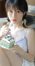 吃着蓝莓奶油蛋糕的可爱双麻花辫短发短裤肩带背心少女好看写真室内