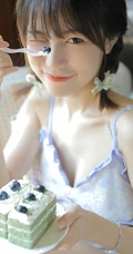 吃着蓝莓奶油蛋糕的可爱双麻花辫短发短裤肩带背心少女好看写真室内