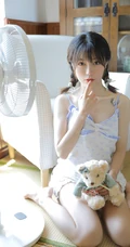 吃着蓝莓奶油蛋糕的可爱双麻花辫短发短裤肩带背心少女好看写真室内