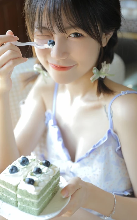 吃着蓝莓奶油蛋糕的可爱双麻花辫短发短裤肩带背心少女好看写真室内