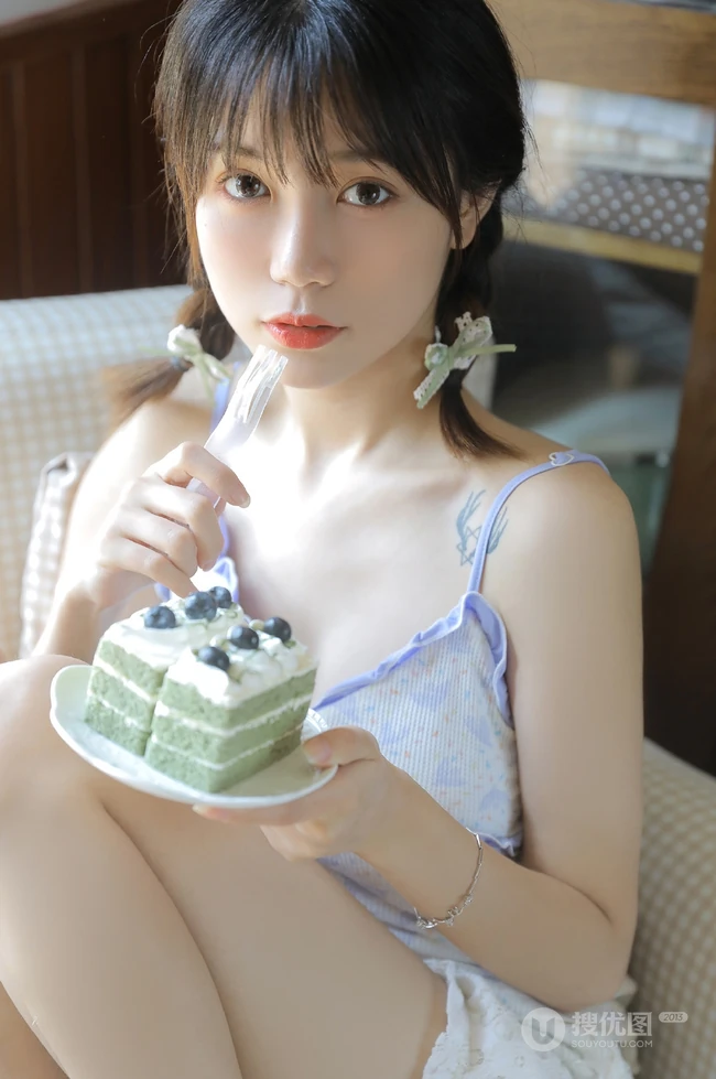 吃着蓝莓奶油蛋糕的可爱双麻花辫短发短裤肩带背心少女好看写真室内