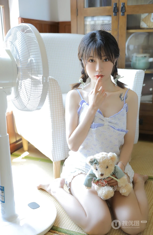 吃着蓝莓奶油蛋糕的可爱双麻花辫短发短裤肩带背心少女好看写真室内