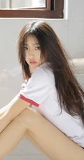 刚洗完头发的漂亮可人长发体操服校服少女坐在浴室笑容甜美室内套图