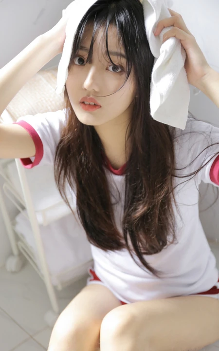 刚洗完头发的漂亮可人长发体操服校服少女坐在浴室笑容甜美室内套图
