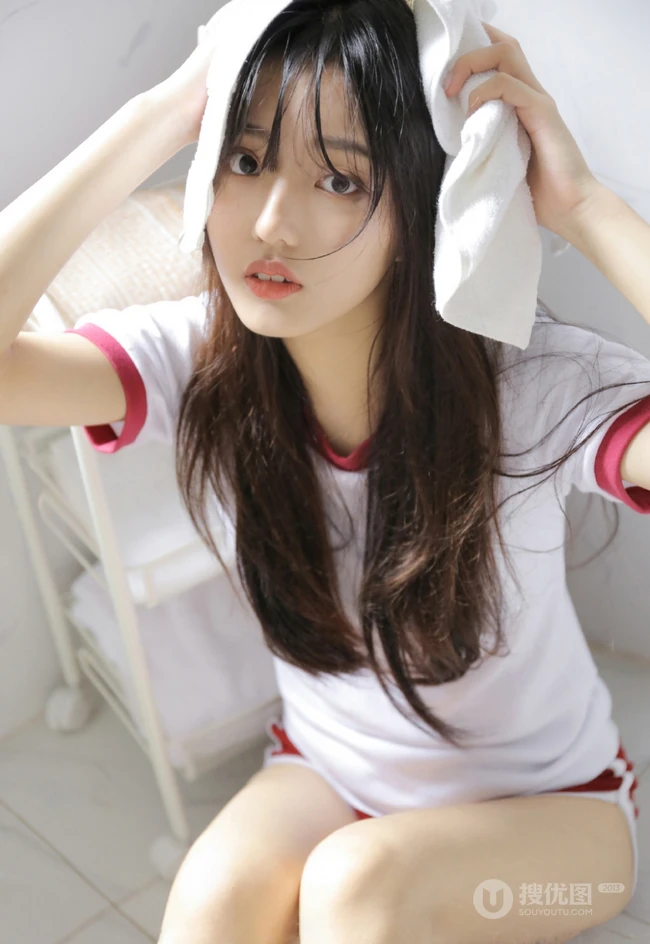 刚洗完头发的漂亮可人长发体操服校服少女坐在浴室笑容甜美室内套图