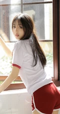 刚洗完头发的漂亮可人长发体操服校服少女坐在浴室笑容甜美室内套图