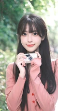 拿着相机在路边拍摄户外风景的清纯可人漂亮少女高清写真图片
