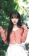 拿着相机在路边拍摄户外风景的清纯可人漂亮少女高清写真图片