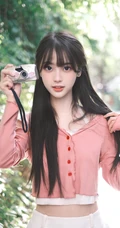 拿着相机在路边拍摄户外风景的清纯可人漂亮少女高清写真图片