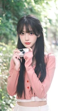 拿着相机在路边拍摄户外风景的清纯可人漂亮少女高清写真图片