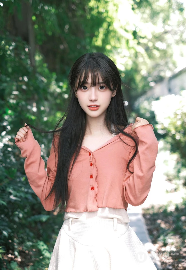 拿着相机在路边拍摄户外风景的清纯可人漂亮少女高清写真图片