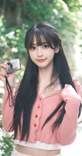 拿着相机在路边拍摄户外风景的清纯可人漂亮少女高清写真图片