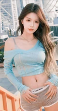 超会摆poss拍照，镜头感十足的活泼开朗女生气质短裤尽显有料身材曲线写真