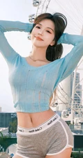 超会摆poss拍照，镜头感十足的活泼开朗女生气质短裤尽显有料身材曲线写真
