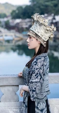 苗族服饰女生，气质网红女生民族风服饰穿搭别有一番风姿写真套图