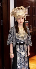 苗族服饰女生，气质网红女生民族风服饰穿搭别有一番风姿写真套图