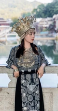 苗族服饰女生，气质网红女生民族风服饰穿搭别有一番风姿写真套图