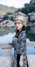 苗族服饰女生，气质网红女生民族风服饰穿搭别有一番风姿写真套图