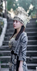 苗族服饰女生，气质网红女生民族风服饰穿搭别有一番风姿写真套图
