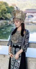 苗族服饰女生，气质网红女生民族风服饰穿搭别有一番风姿写真套图