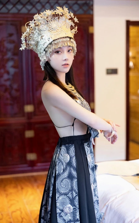 苗族服饰女生，气质网红女生民族风服饰穿搭别有一番风姿写真套图