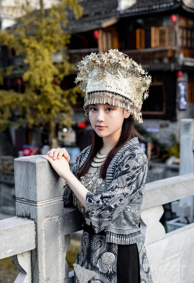苗族服饰女生，气质网红女生民族风服饰穿搭别有一番风姿写真套图