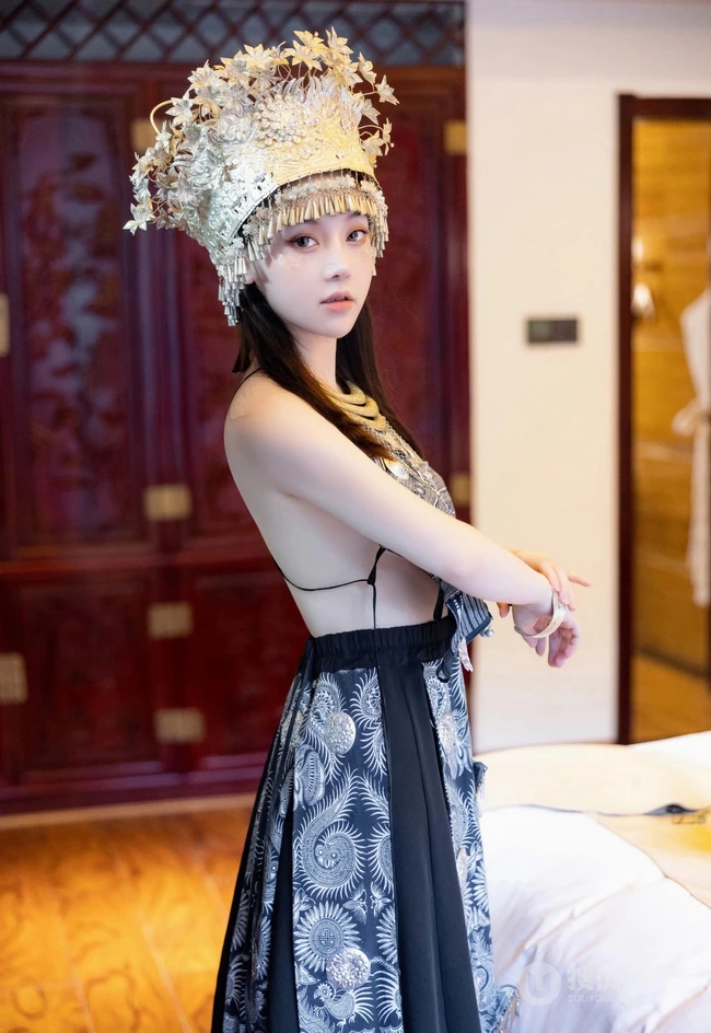苗族服饰女生，气质网红女生民族风服饰穿搭别有一番风姿写真套图