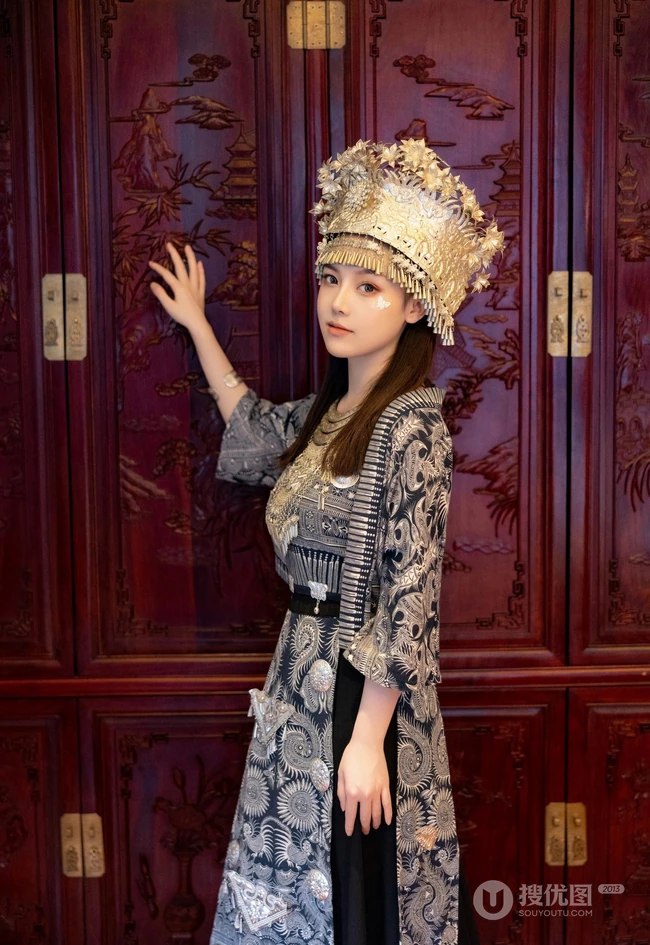 苗族服饰女生，气质网红女生民族风服饰穿搭别有一番风姿写真套图